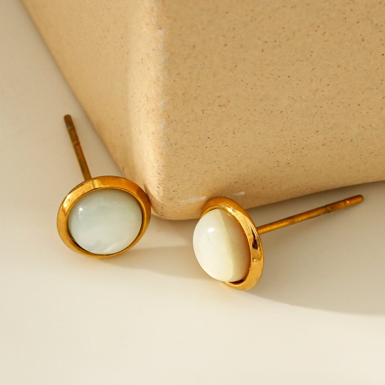 ENFIELD : Boucles d'oreilles rondes en coquillages naturels avec bordure dorée