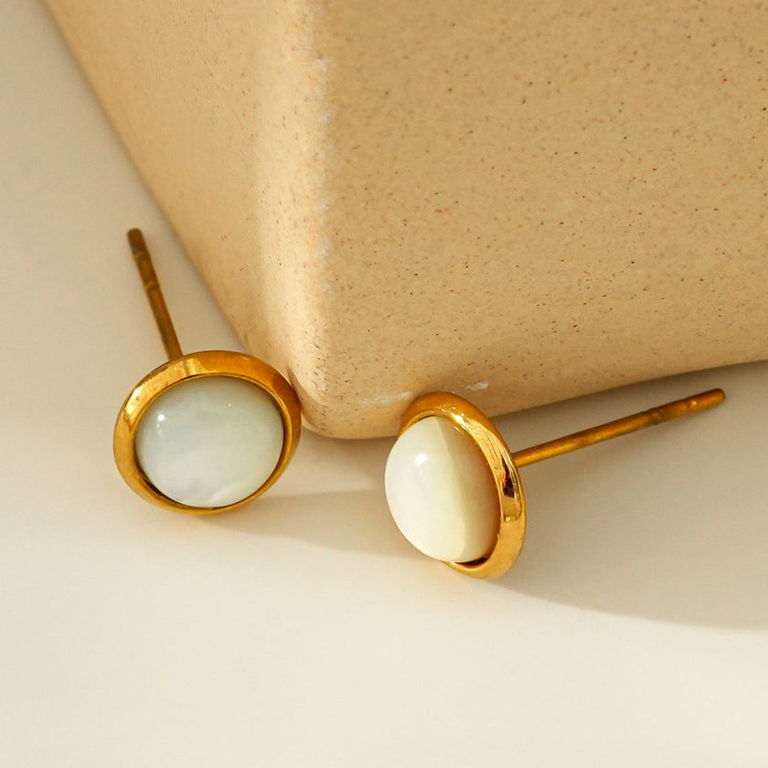 ENFIELD : Boucles d'oreilles rondes en coquillages naturels avec bordure dorée