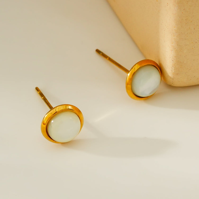 ENFIELD : Boucles d'oreilles rondes en coquillages naturels avec bordure dorée