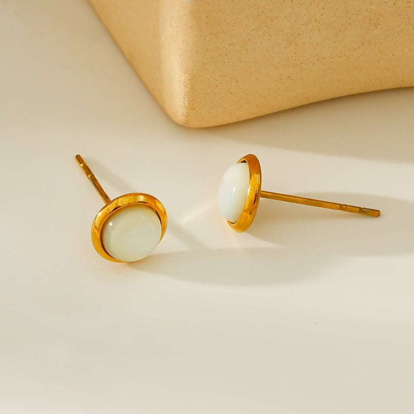 ENFIELD : Boucles d'oreilles rondes en coquillages naturels avec bordure dorée