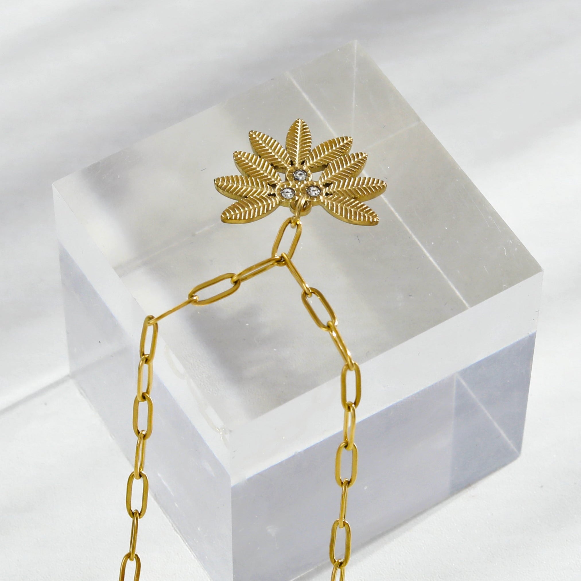 ENOLA Chaîne mini-cadenas avec pendentif en zircone à motif de feuilles en or.