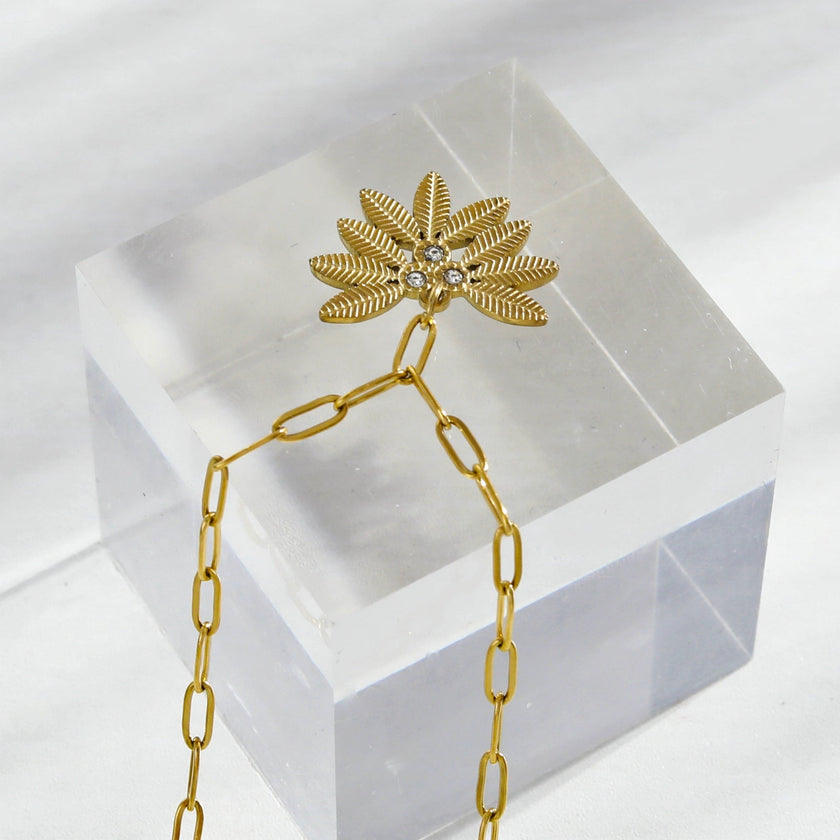 ENOLA Chaîne mini-cadenas avec pendentif en zircone à motif de feuilles en or.
