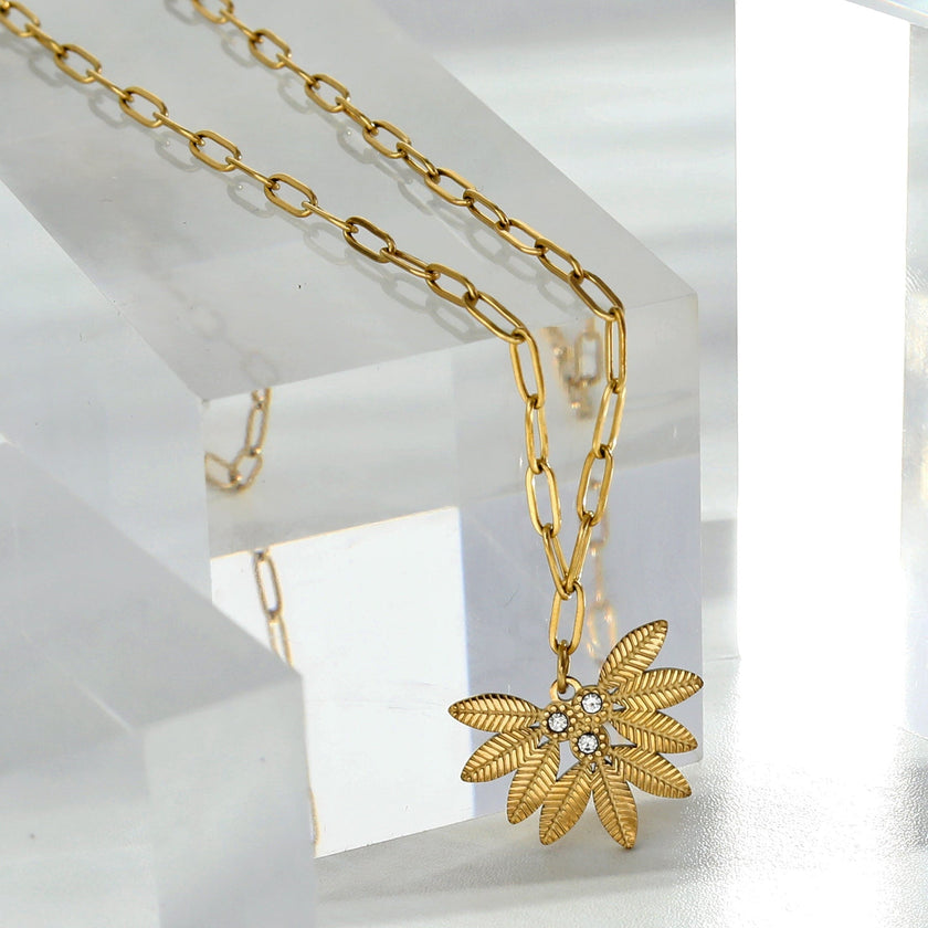 ENOLA Chaîne mini-cadenas avec pendentif en zircone à motif de feuilles en or.