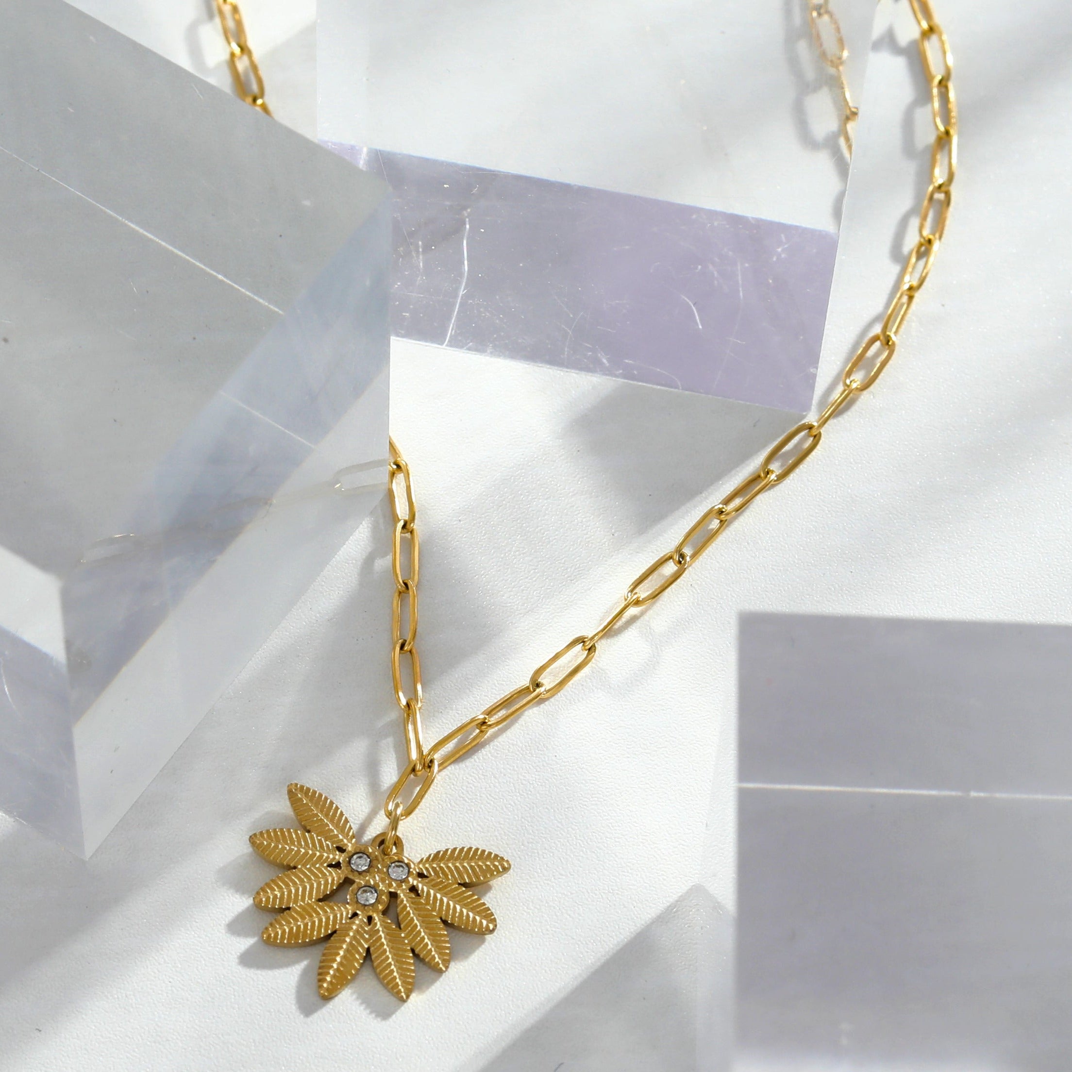 ENOLA Chaîne mini-cadenas avec pendentif en zircone à motif de feuilles en or.