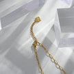 ENOLA Chaîne mini-cadenas avec pendentif en zircone à motif de feuilles en or.