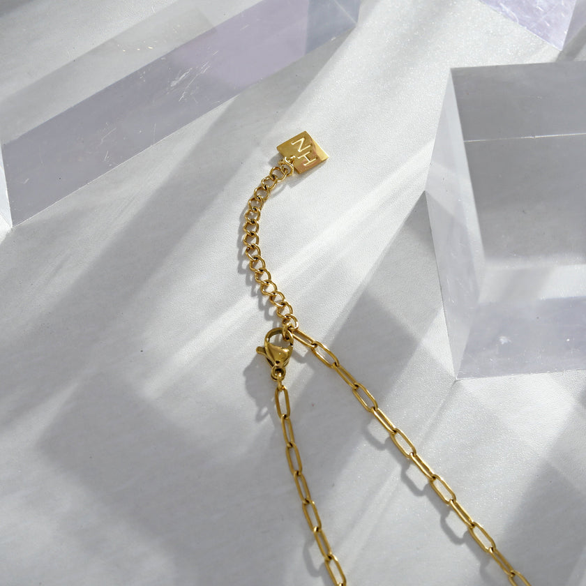 ENOLA Chaîne mini-cadenas avec pendentif en zircone à motif de feuilles en or.