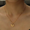 ENOLA Chaîne mini-cadenas avec pendentif en zircone à motif de feuilles en or.