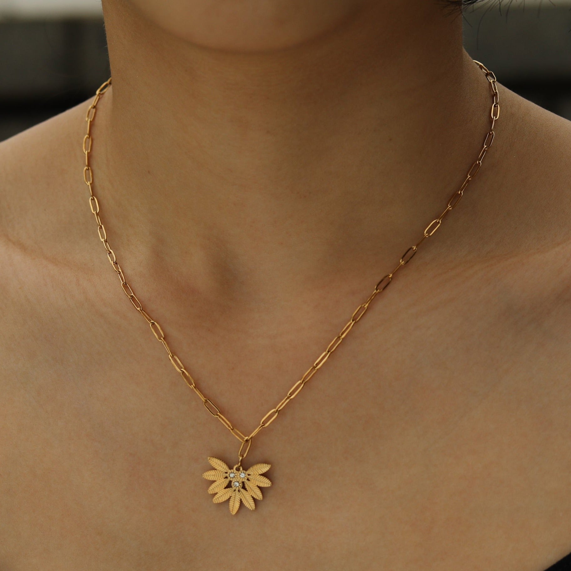 ENOLA Chaîne mini-cadenas avec pendentif en zircone à motif de feuilles en or.
