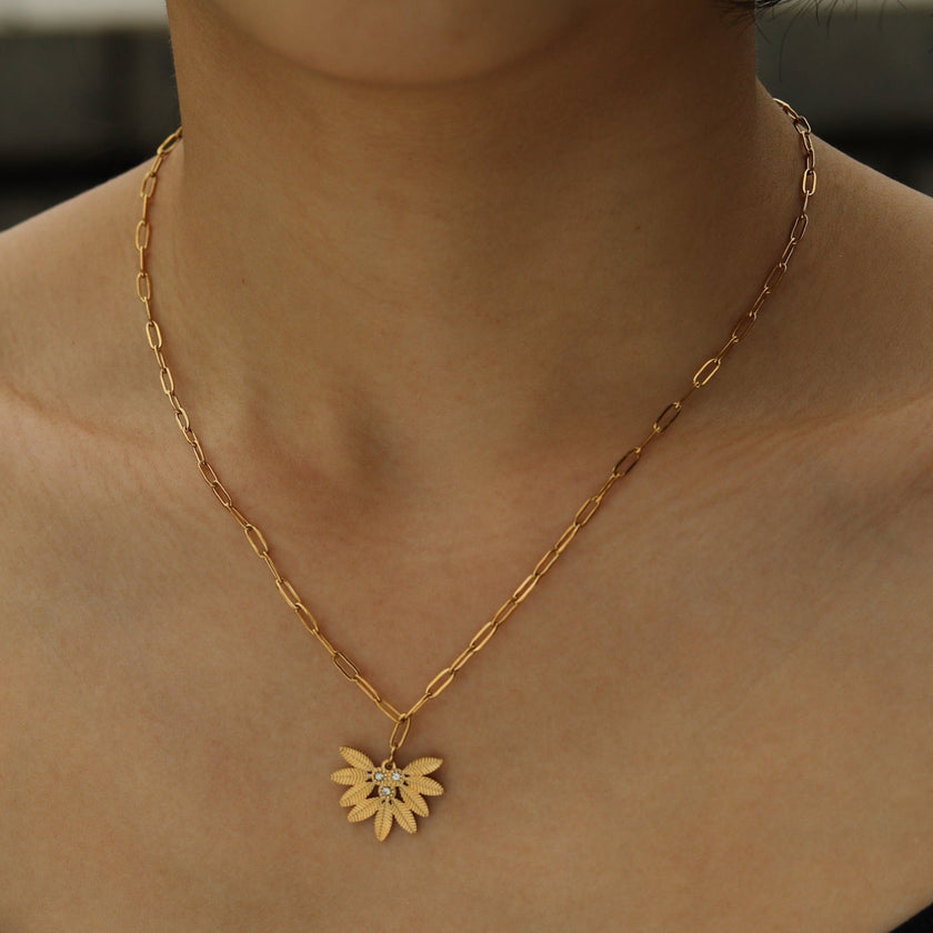 ENOLA Chaîne mini-cadenas avec pendentif en zircone à motif de feuilles en or.