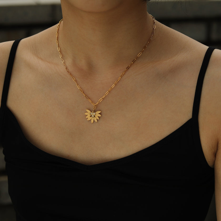 ENOLA Chaîne mini-cadenas avec pendentif en zircone à motif de feuilles en or.