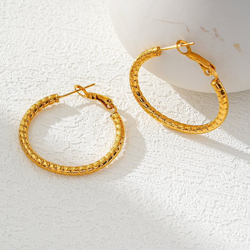 Style ETSUKO : Boucles d'oreilles en forme de cercle avec motif de roseaux sculptés
