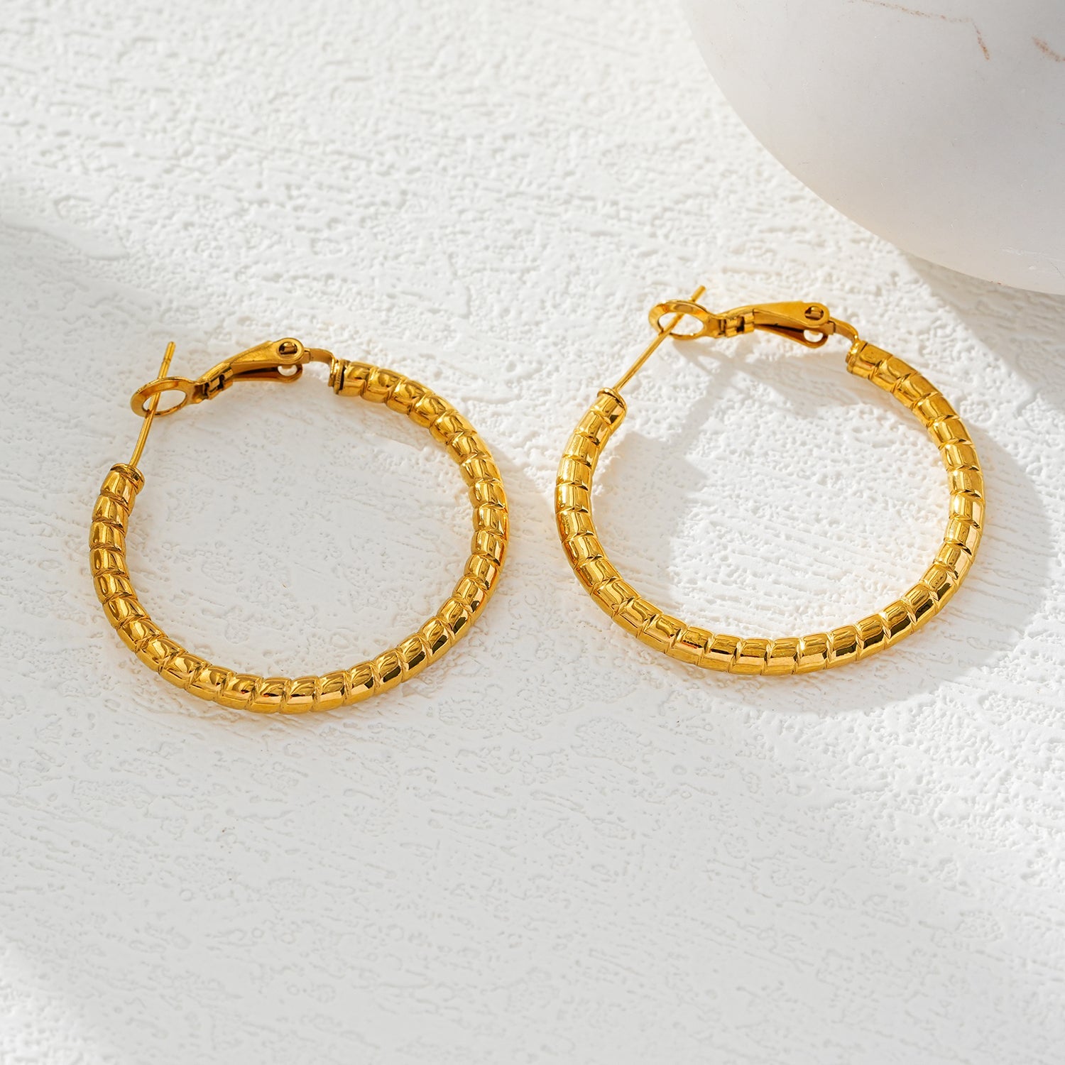 Style ETSUKO : Boucles d'oreilles en forme de cercle avec motif de roseaux sculptés