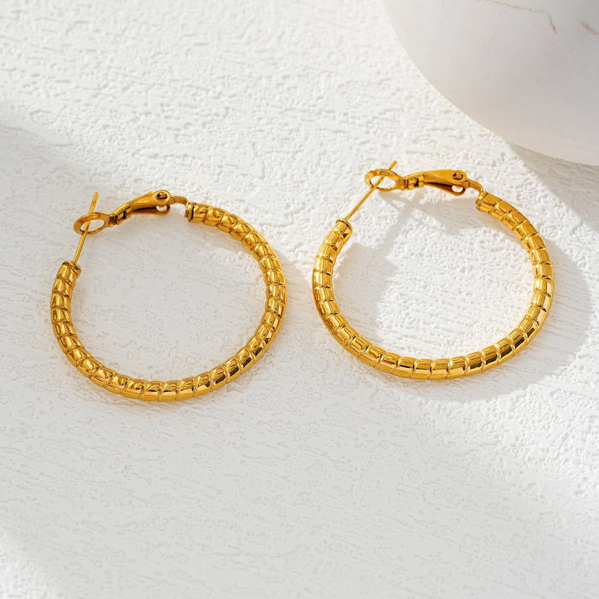 Style ETSUKO : Boucles d'oreilles en forme de cercle avec motif de roseaux sculptés