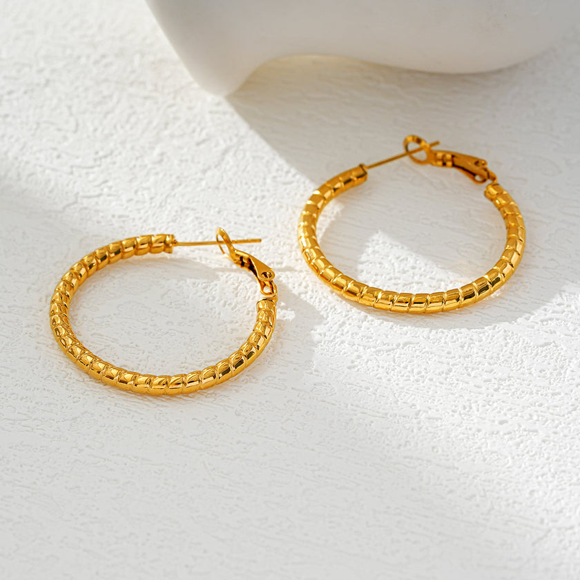 Style ETSUKO : Boucles d'oreilles en forme de cercle avec motif de roseaux sculptés