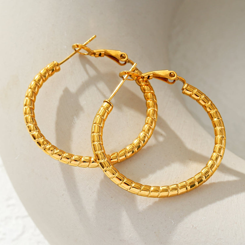 Style ETSUKO : Boucles d'oreilles en forme de cercle avec motif de roseaux sculptés
