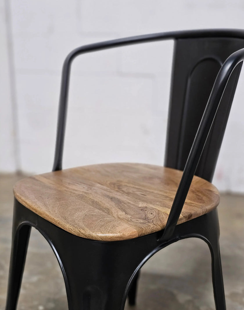 Ensemble de 2 Chaises Sita en acier noir et siège en bois de manguier