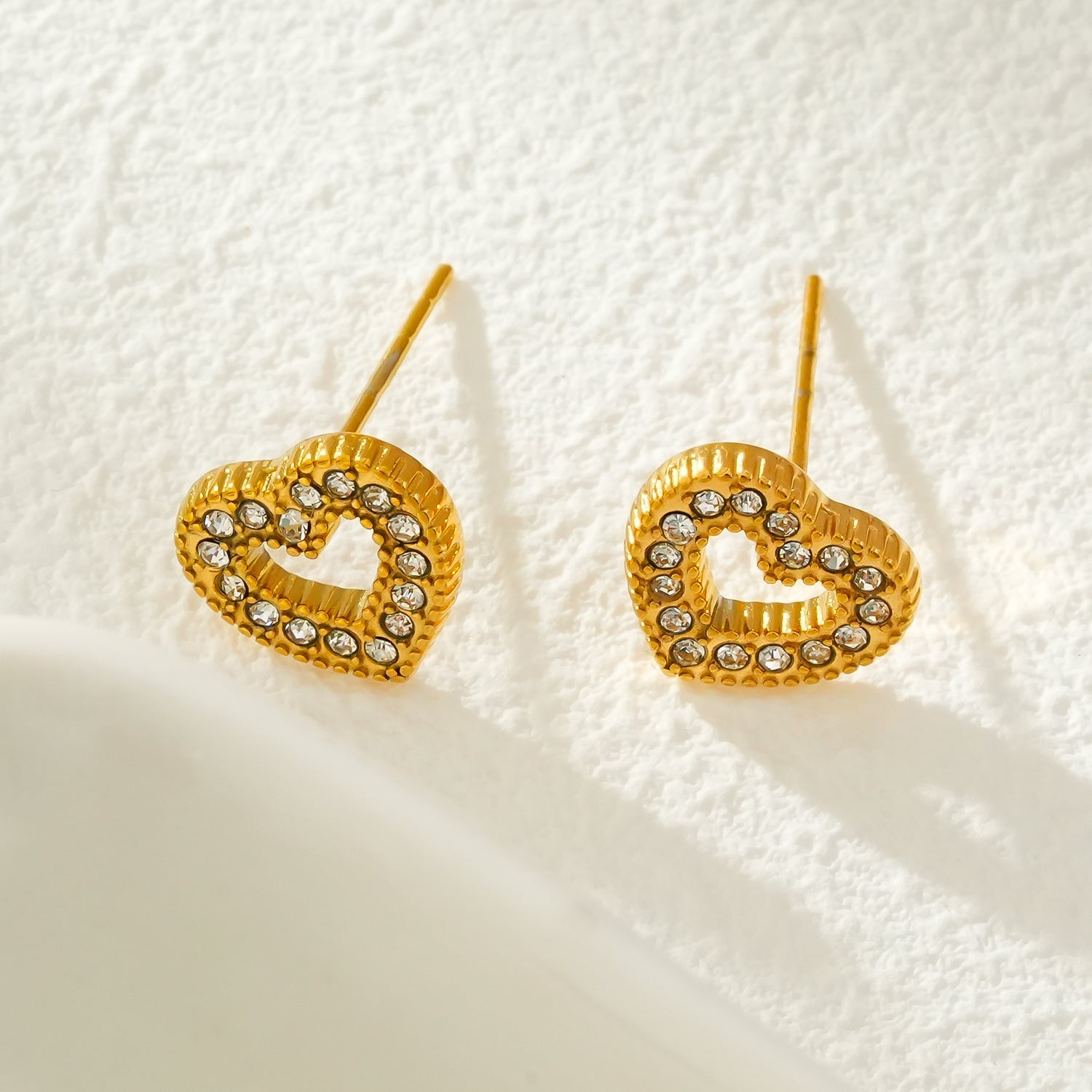 OREILLES FOREVER Gold : Boucles d'oreilles à puces serties de zircone (CZ) en forme de cœur éblouissante