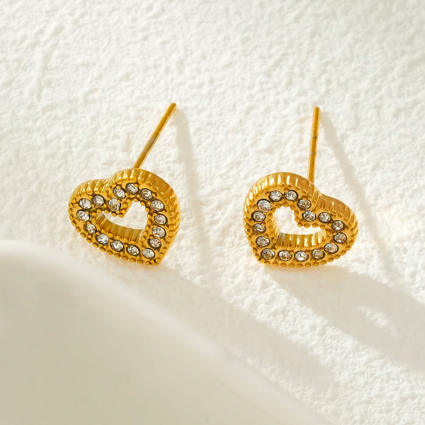 OREILLES FOREVER Gold : Boucles d'oreilles à puces serties de zircone (CZ) en forme de cœur éblouissante