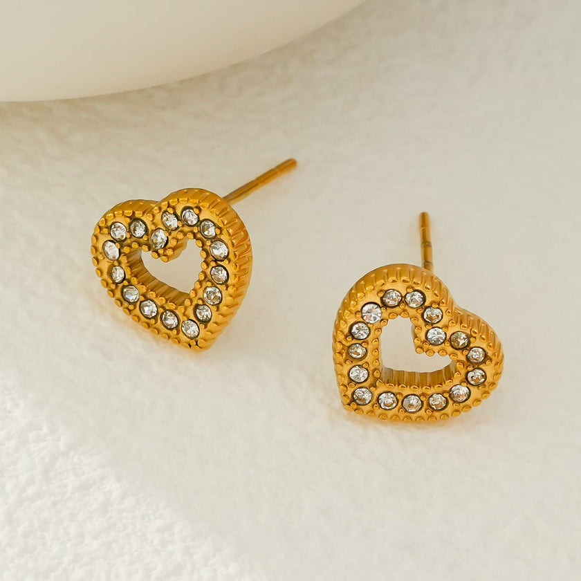 OREILLES FOREVER Gold : Boucles d'oreilles à puces serties de zircone (CZ) en forme de cœur éblouissante