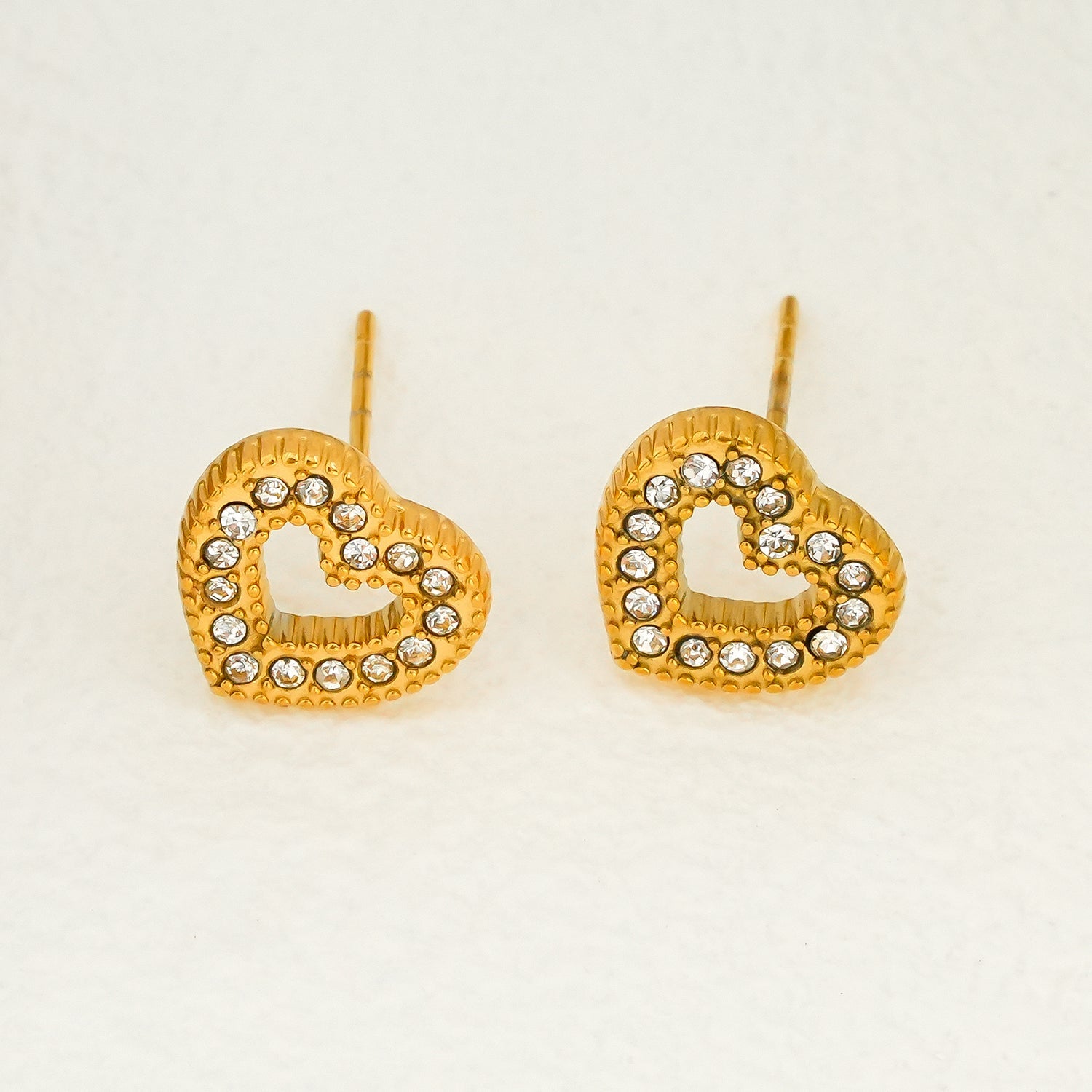 OREILLES FOREVER Gold : Boucles d'oreilles à puces serties de zircone (CZ) en forme de cœur éblouissante