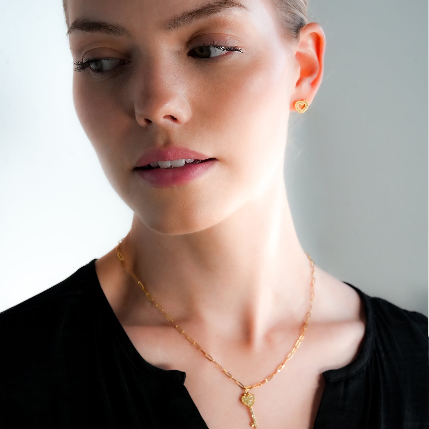 OREILLES FOREVER Gold : Boucles d'oreilles à puces serties de zircone (CZ) en forme de cœur éblouissante