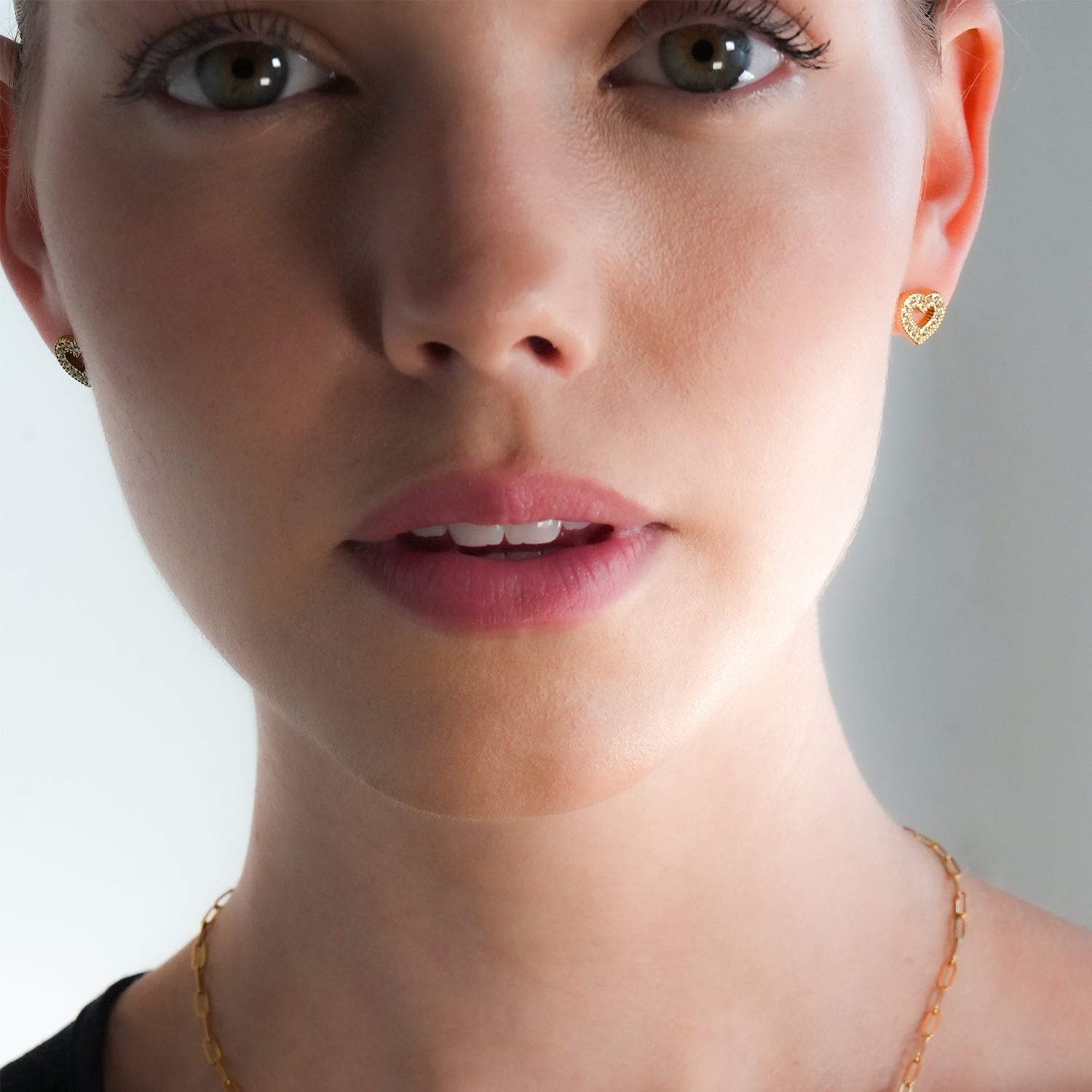 OREILLES FOREVER Gold : Boucles d'oreilles à puces serties de zircone (CZ) en forme de cœur éblouissante