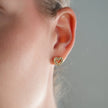 OREILLES FOREVER Gold : Boucles d'oreilles à puces serties de zircone (CZ) en forme de cœur éblouissante