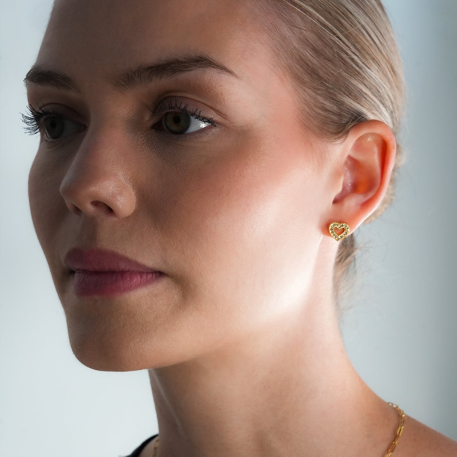 OREILLES FOREVER Gold : Boucles d'oreilles à puces serties de zircone (CZ) en forme de cœur éblouissante