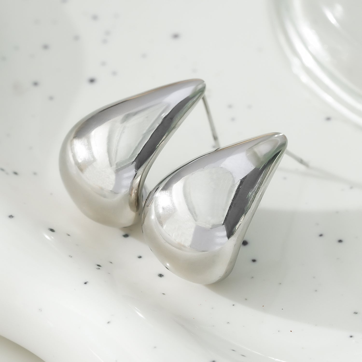 FORIA Or Blanc (Ton Argenté) : Boucles d'oreilles pendantantes en forme de goutte d'eau, look ample et poids léger - Une déclaration de confiance.
