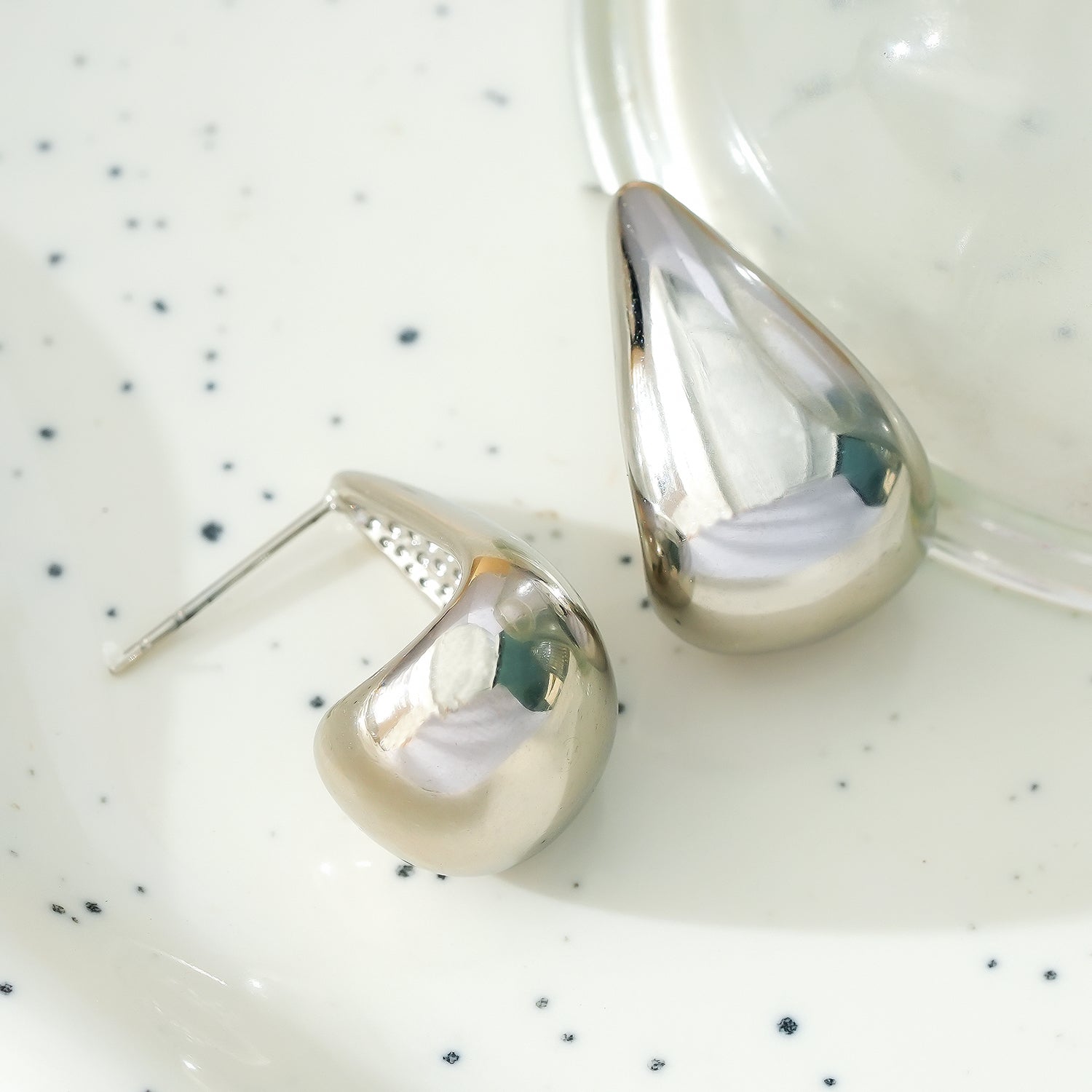 FORIA Or Blanc (Ton Argenté) : Boucles d'oreilles pendantantes en forme de goutte d'eau, look ample et poids léger - Une déclaration de confiance.