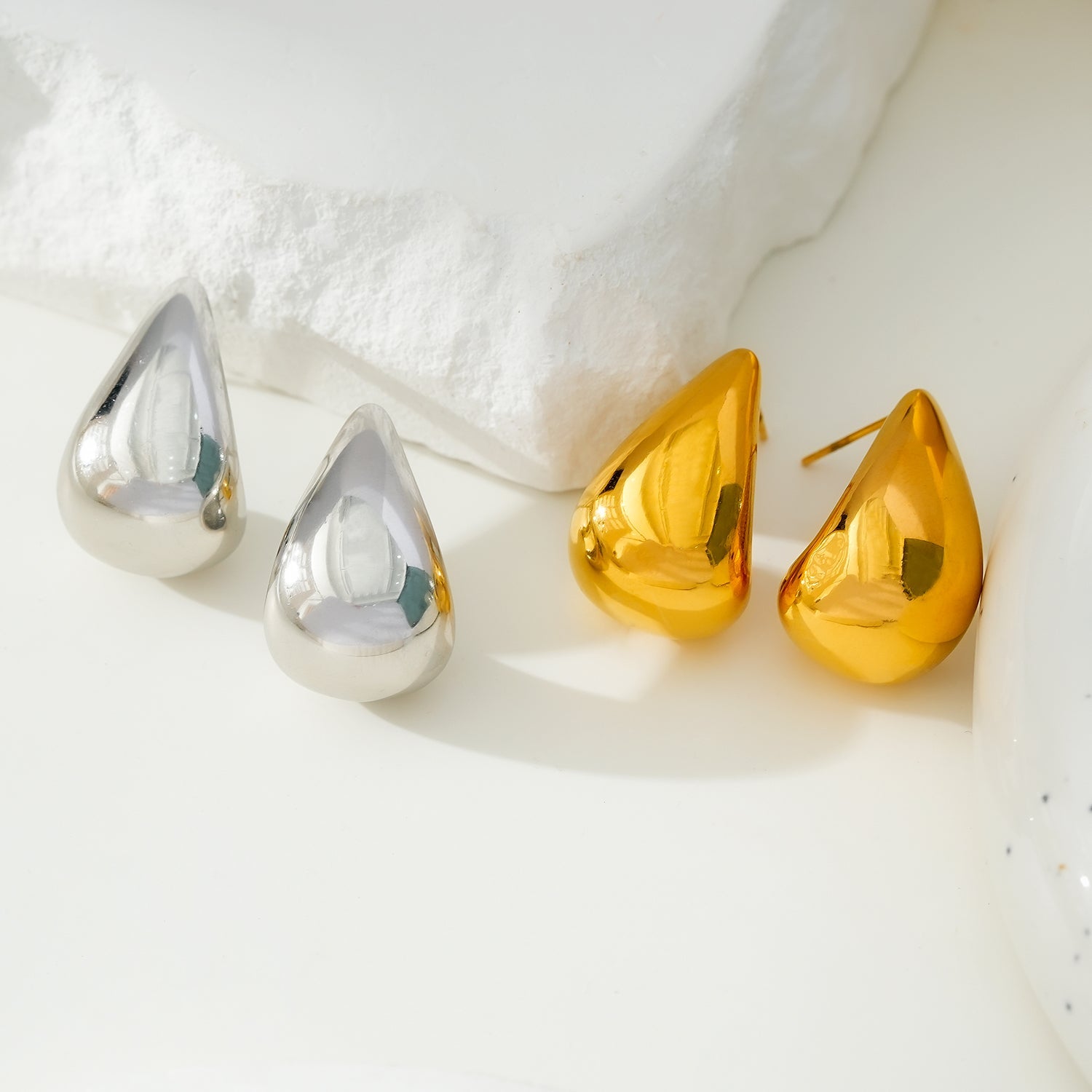 FORIA Or Blanc (Ton Argenté) : Boucles d'oreilles pendantantes en forme de goutte d'eau, look ample et poids léger - Une déclaration de confiance.