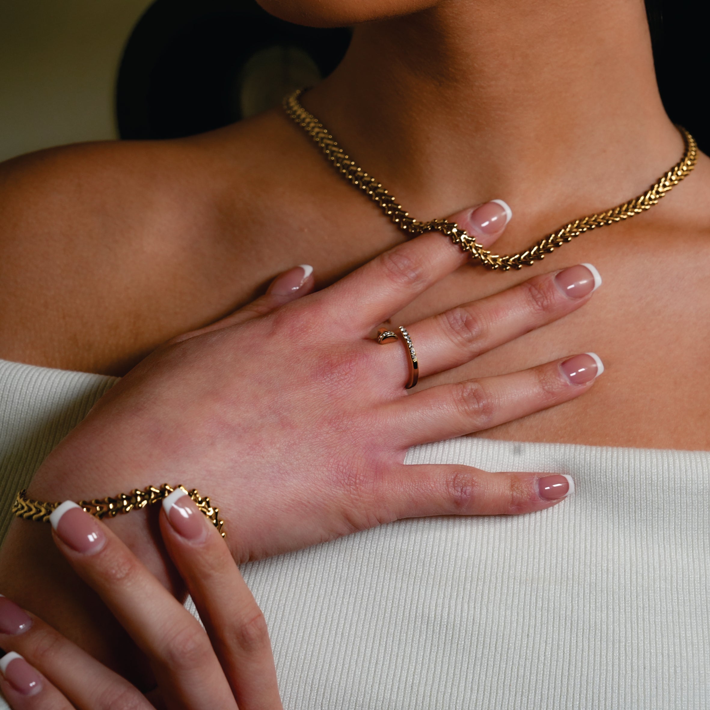 CHARISSE : Bague à ongles torsadée au style industriel et chic, ornée de pavés de zircons.