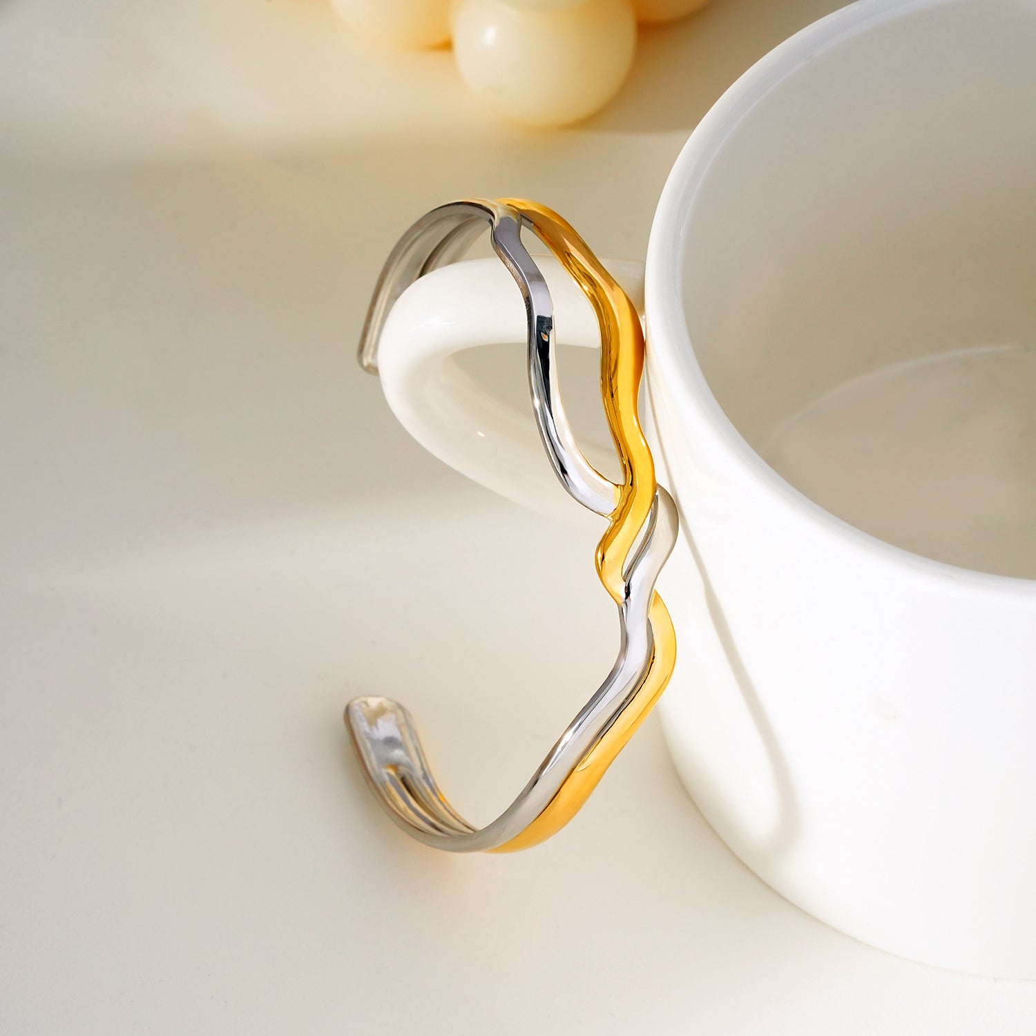 FREDRIKA : Bracelet géométrique abstrait et chic en métaux mixtes