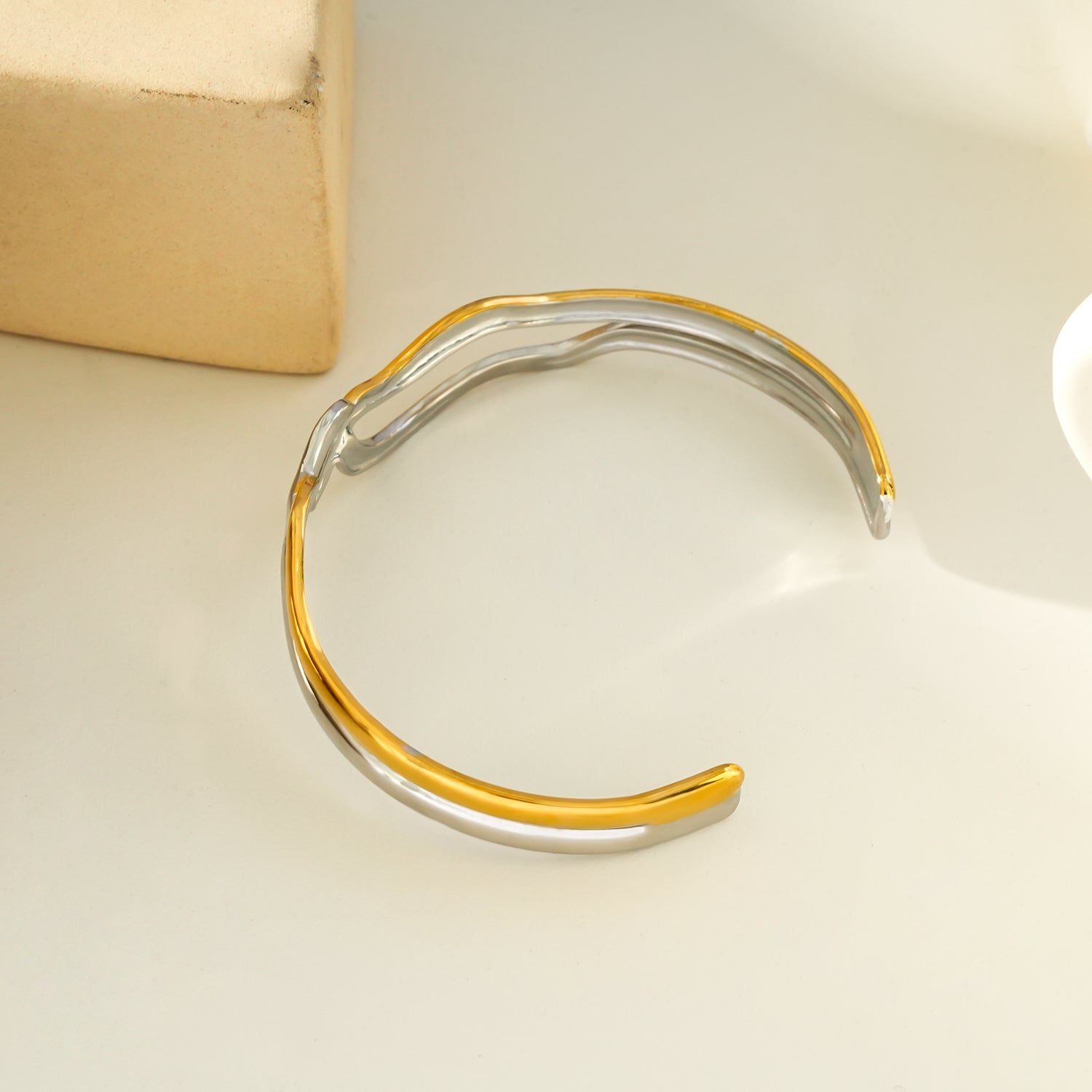 FREDRIKA : Bracelet géométrique abstrait et chic en métaux mixtes