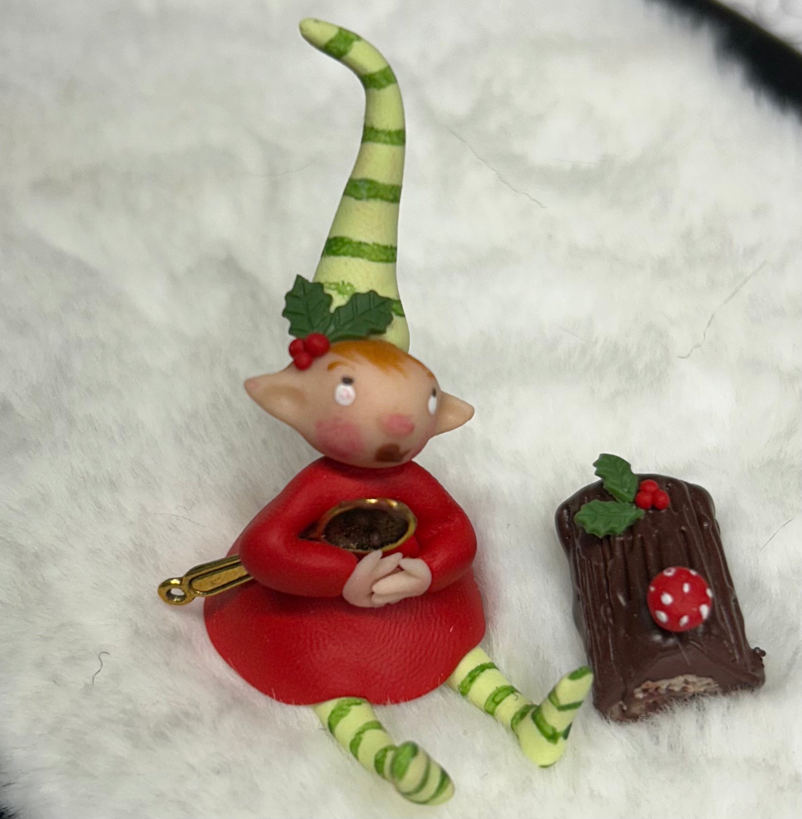 Petite fée de Noël avec sa bûche de Noël ou pour toutes occasions