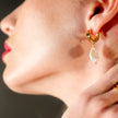 GAIA Gold : Perles d'eau douce baroque sur mini créoles larges.