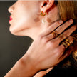 GAIA Gold : Perles d'eau douce baroque sur mini créoles larges.