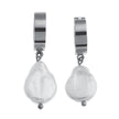 GAIA Or Blanc (Teinte Argentée) : Perles d'eau douce baroque sur mini créoles larges.