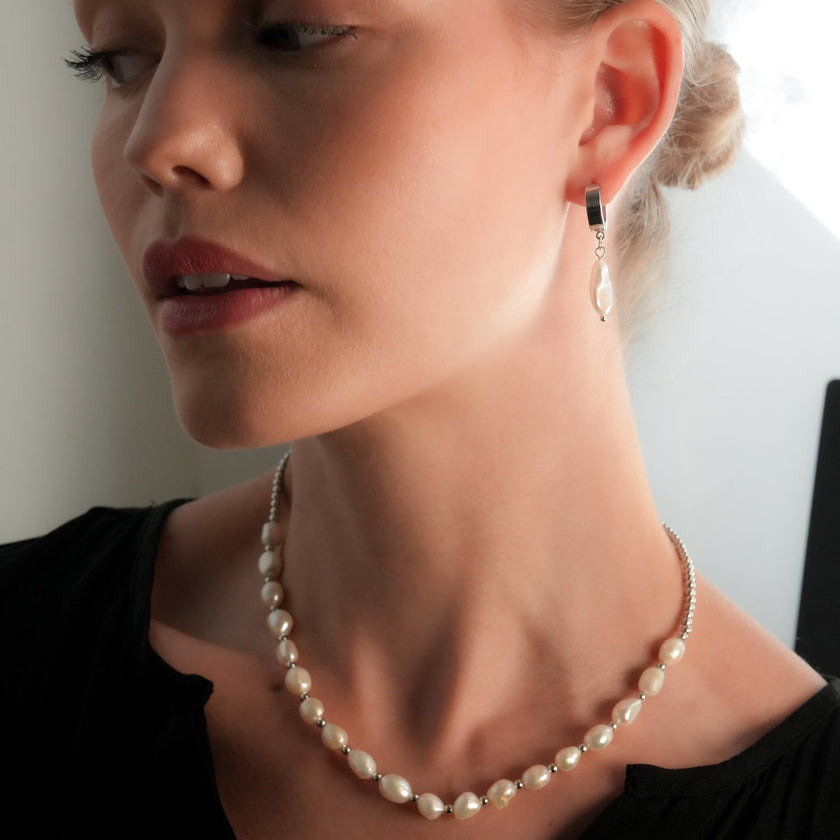 GAIA Or Blanc (Teinte Argentée) : Perles d'eau douce baroque sur mini créoles larges.