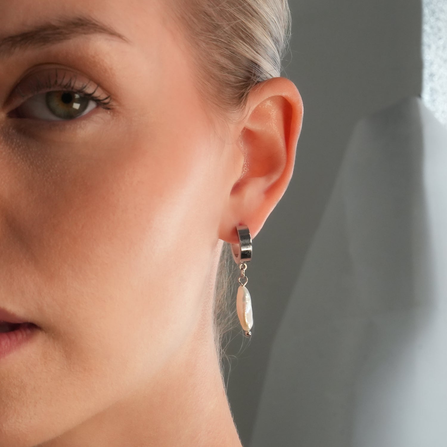 GAIA Or Blanc (Teinte Argentée) : Perles d'eau douce baroque sur mini créoles larges.