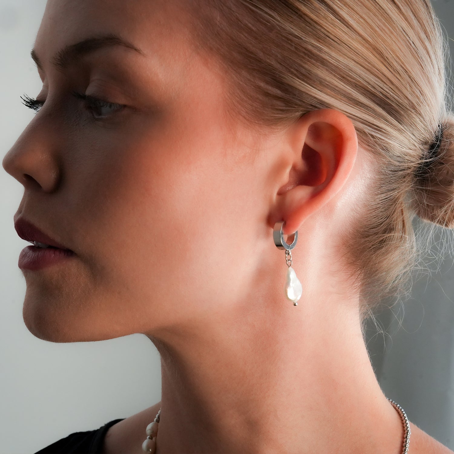 GAIA Or Blanc (Teinte Argentée) : Perles d'eau douce baroque sur mini créoles larges.