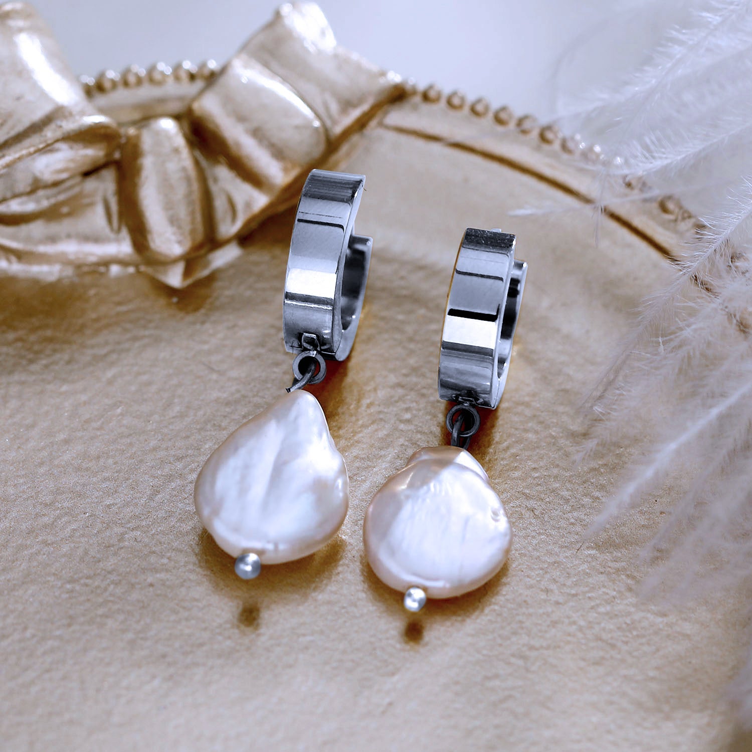 GAIA Or Blanc (Teinte Argentée) : Perles d'eau douce baroque sur mini créoles larges.
