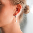 GAIA Or Blanc (Teinte Argentée) : Perles d'eau douce baroque sur mini créoles larges.
