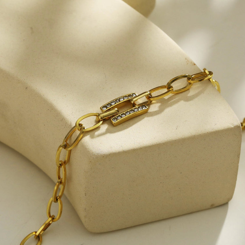 GAILA Deco Paper-Clip Bracelet with Zirconia Embedded Centre Piece