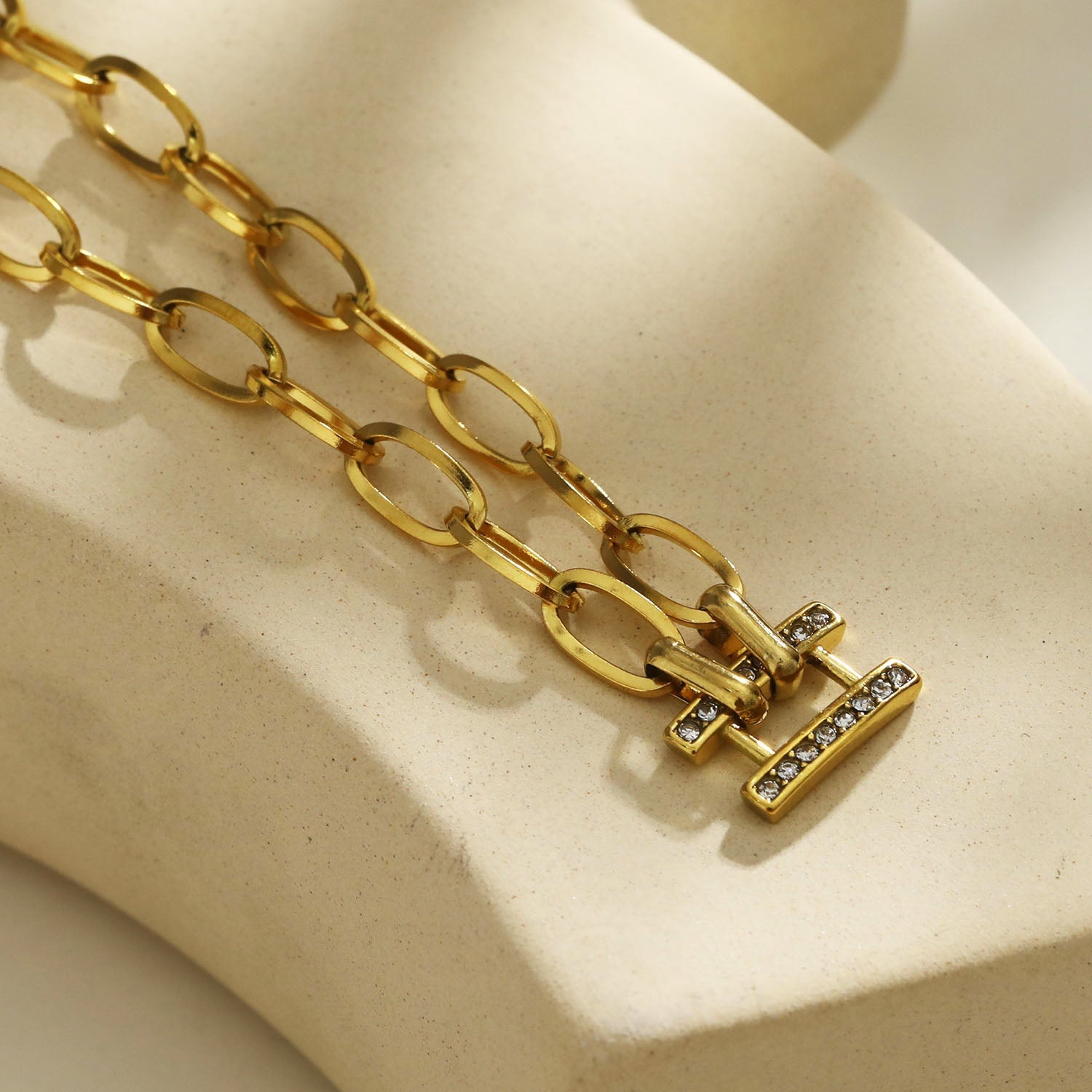 GAILA Deco Paper-Clip Bracelet with Zirconia Embedded Centre Piece