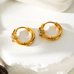 Style GALENA Gold : Boucles d’oreilles mini-cerceaux en or avec une pierre de moissanite ronde.