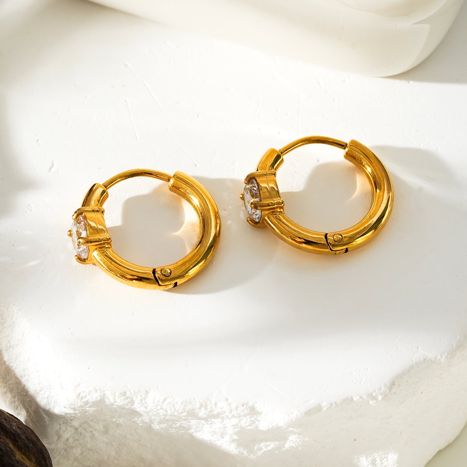 Style GALENA Gold : Boucles d’oreilles mini-cerceaux en or avec une pierre de moissanite ronde.