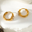 Style GALENA Gold : Boucles d’oreilles mini-cerceaux en or avec une pierre de moissanite ronde.