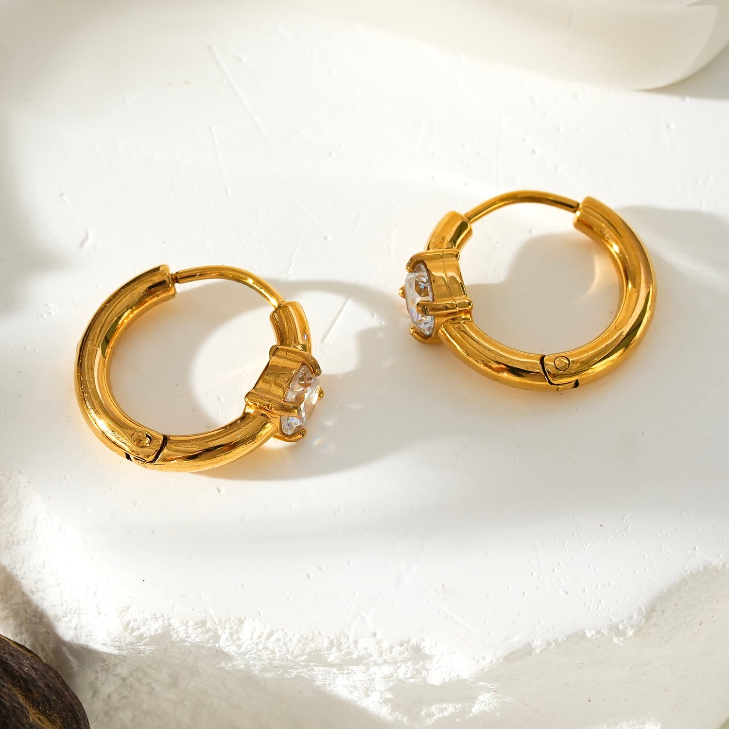 Style GALENA Gold : Boucles d’oreilles mini-cerceaux en or avec une pierre de moissanite ronde.