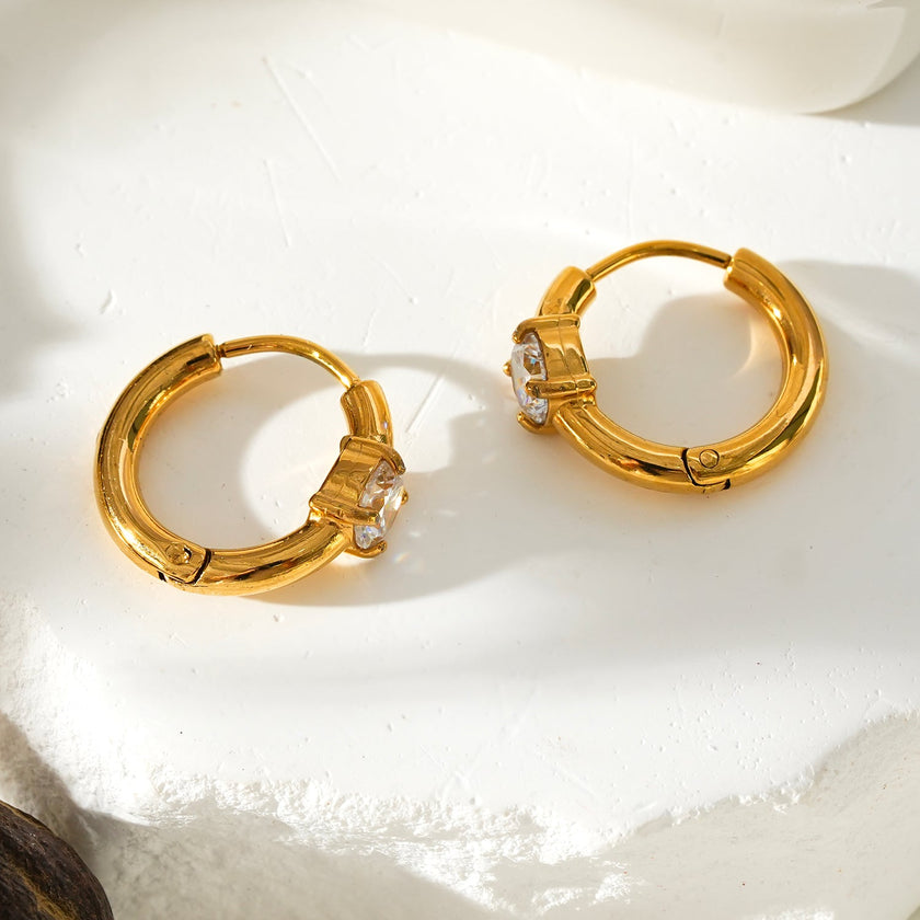 Style GALENA Gold : Boucles d’oreilles mini-cerceaux en or avec une pierre de moissanite ronde.